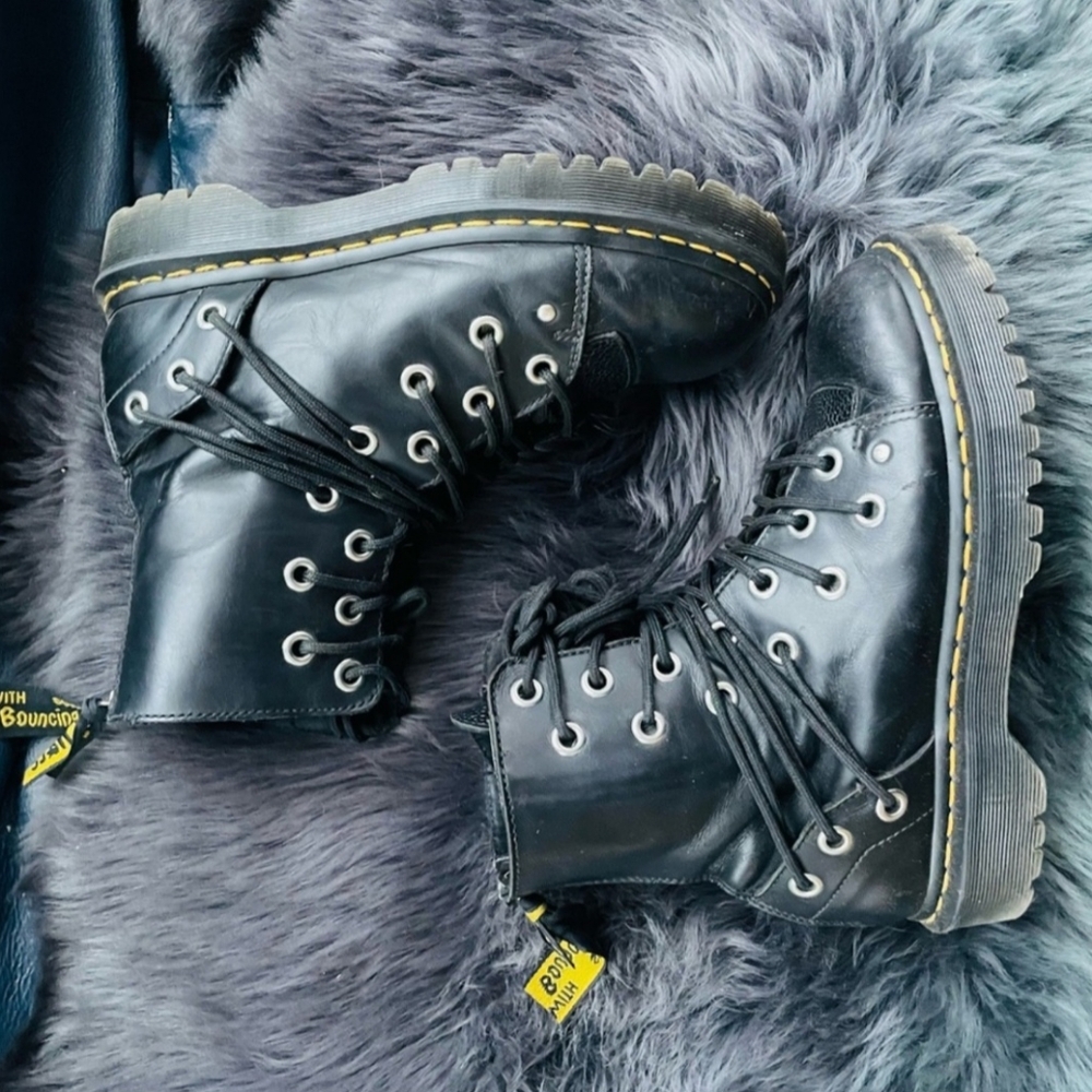 Reserved  ✨️BOOBAY21 ✨️  🦄 Dr. Martens Daria Stone Boots UK6 W8 - Picture 2 of 7